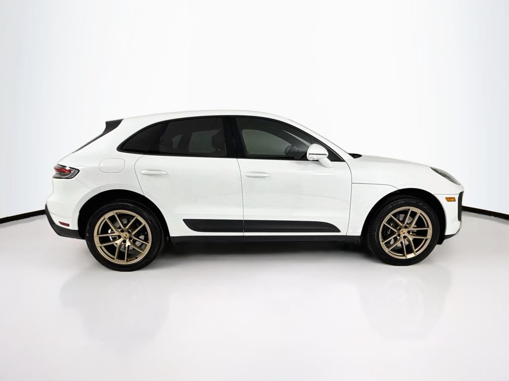 Certified 2025 Porsche Macan AWD/4WD image 8