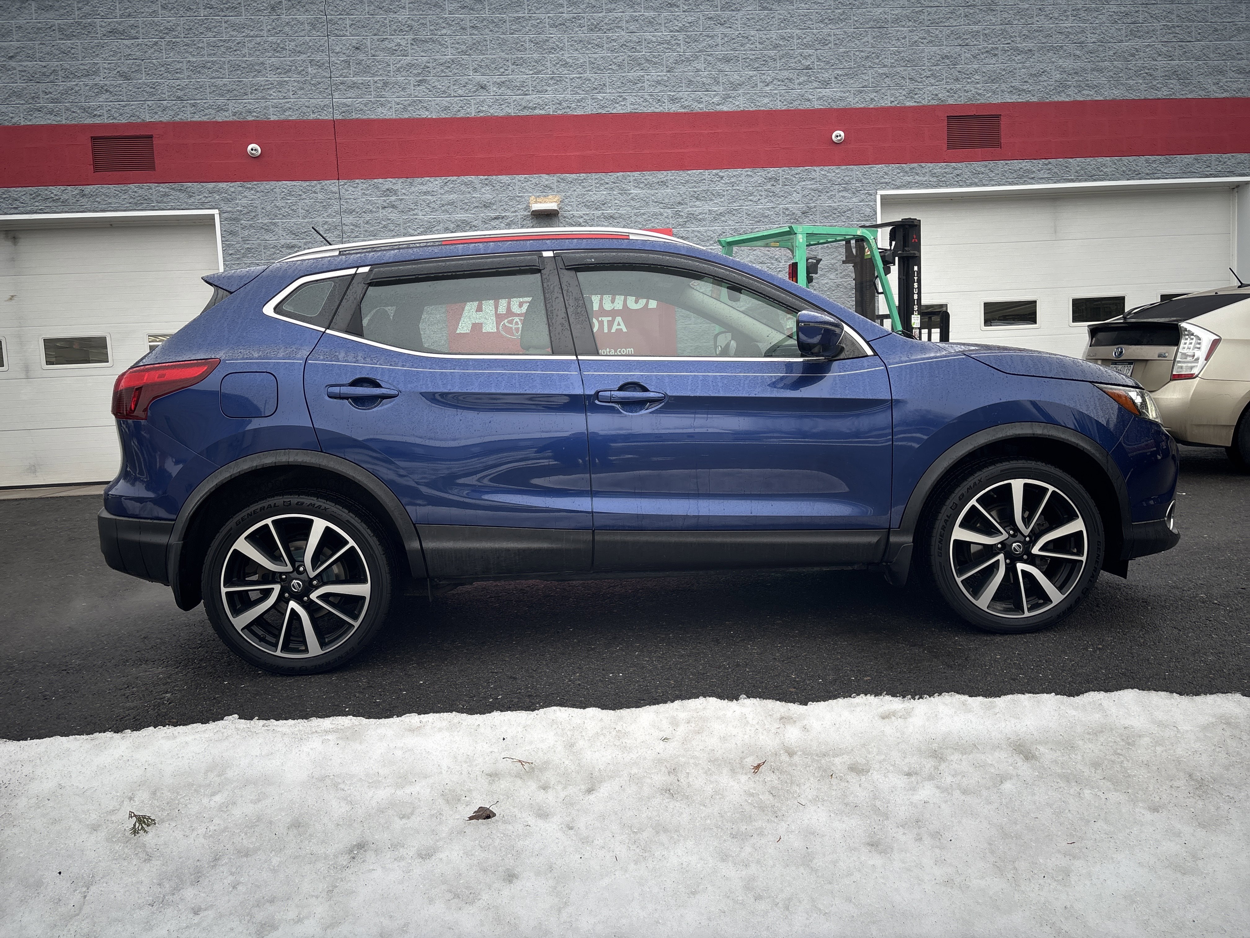 Used 2018 Nissan Rogue Sport SL w/ SL Premium Package image 2