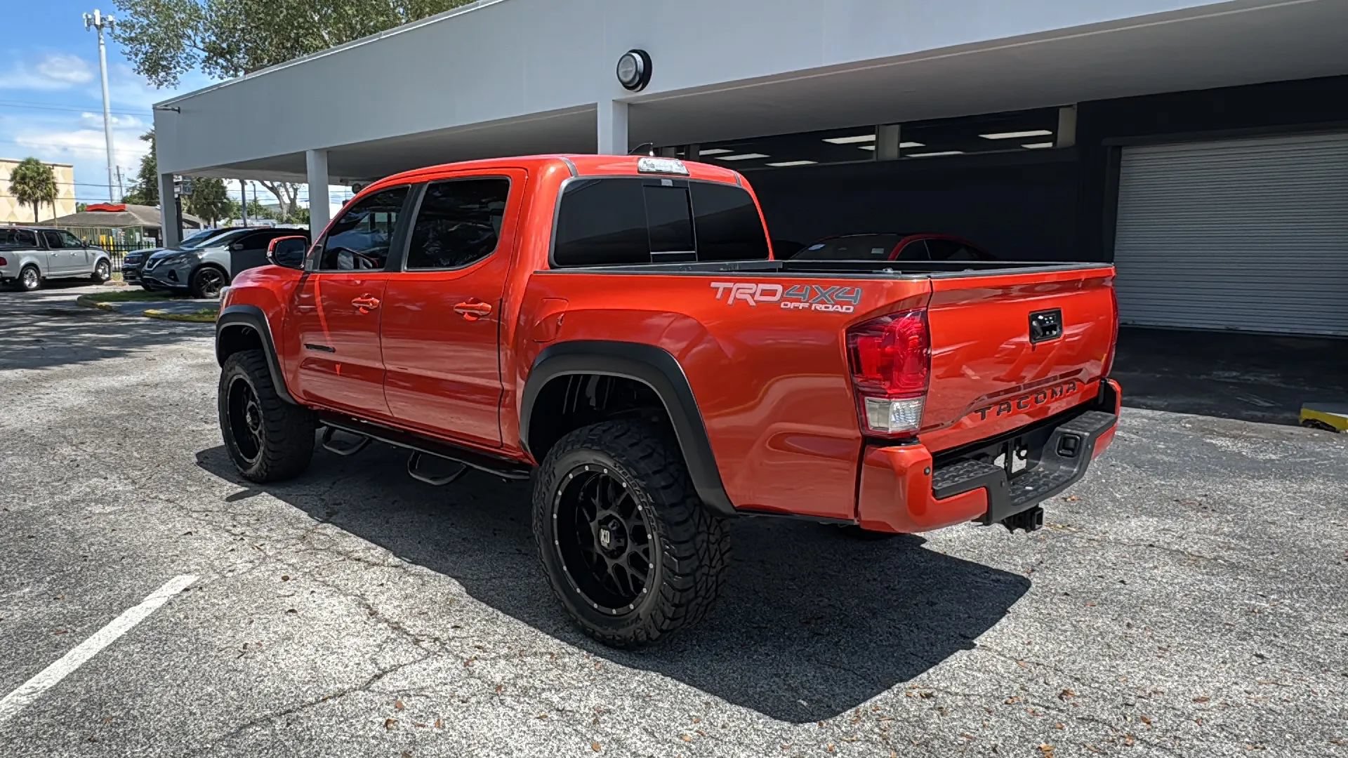 Used 2017 Toyota Tacoma TRD Off-Road w/ Premium & Technology Package AWD/4WD image 3