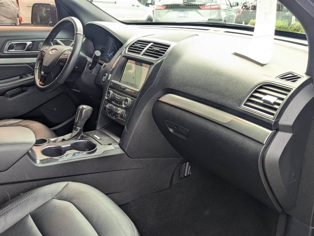 Used 2018 Ford Explorer XLT w/ Equipment Group 202A FWD image 29