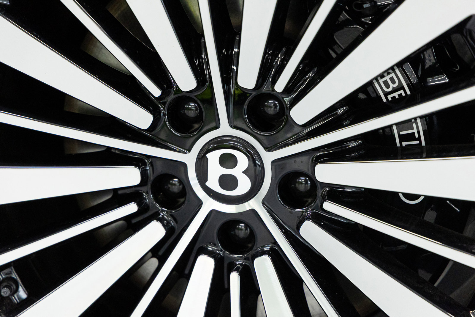New 2026 Bentley Bentayga AWD/4WD image 16