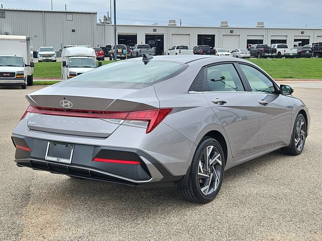 Used 2025 Hyundai Elantra Limited FWD image 9