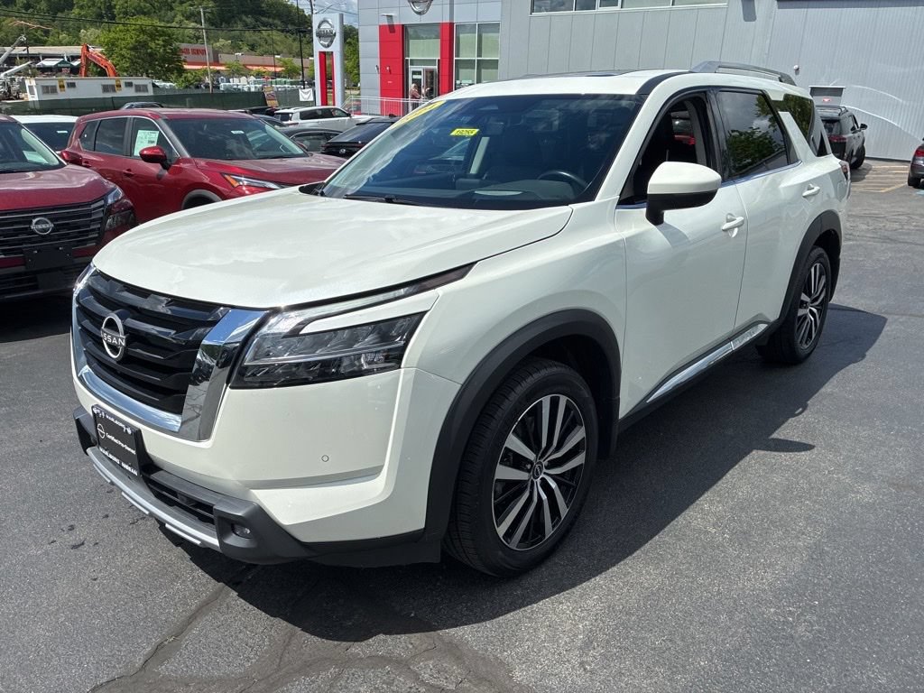 Certified 2024 Nissan Pathfinder Platinum w/ Cargo Package AWD/4WD image 3