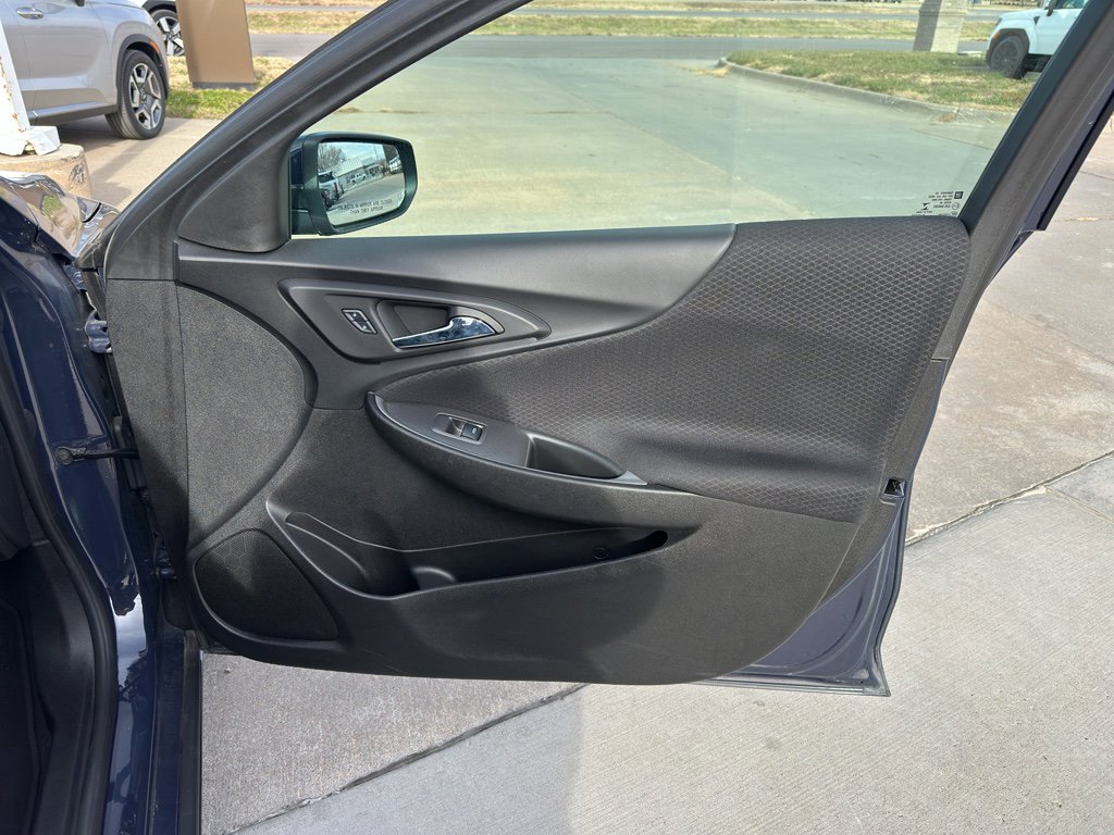 Used 2025 Chevrolet Malibu LT image 28