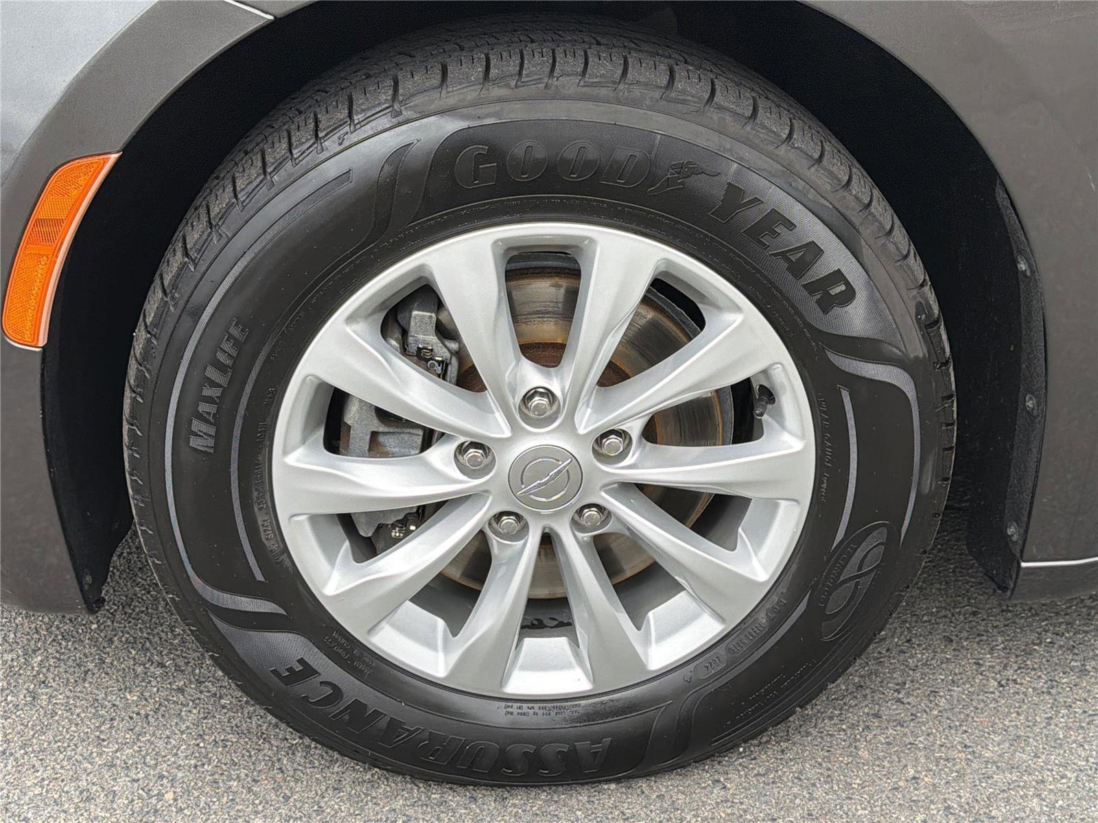Used 2018 Chrysler Pacifica Touring-L Plus FWD image 36