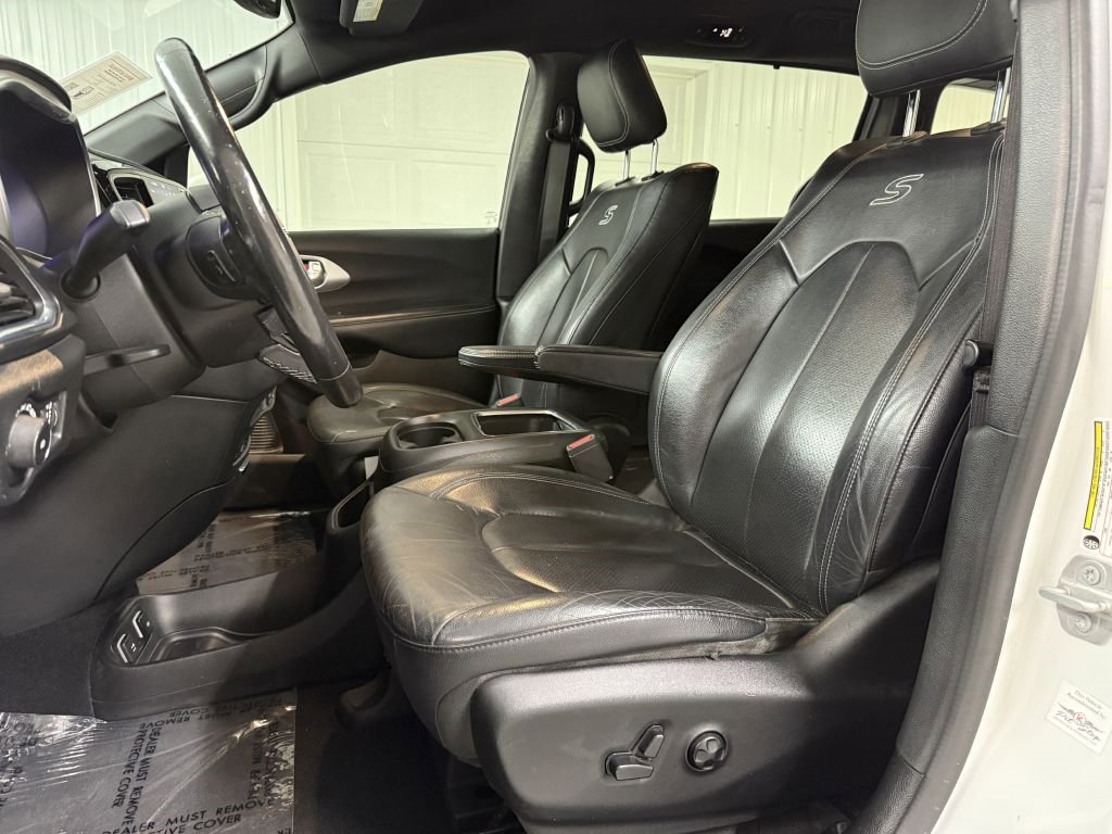 Used 2019 Chrysler Pacifica Touring-L Plus w/ S Appearance Package image 9