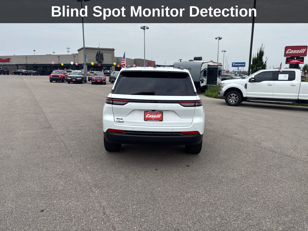 Used 2023 Jeep Grand Cherokee Altitude AWD/4WD image 5