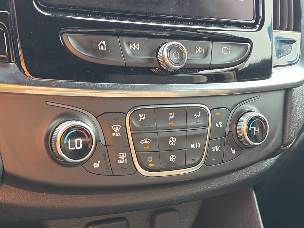 Used 2023 Chevrolet Traverse LT FWD image 24
