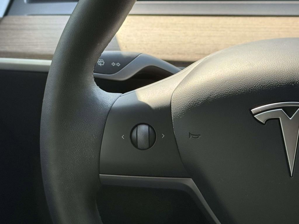 Used 2023 Tesla Model Y 2WD image 21