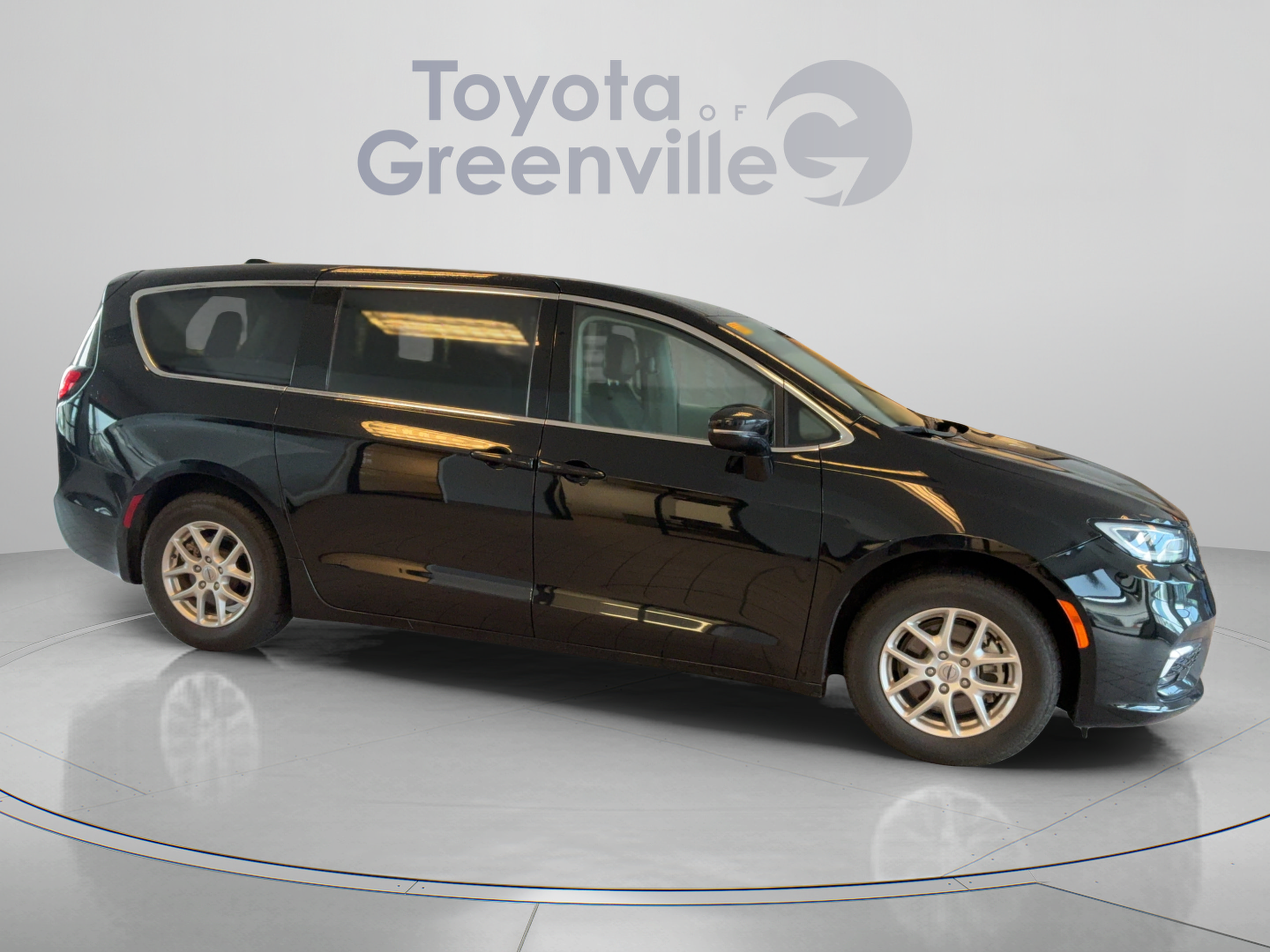 Used 2024 Chrysler Pacifica Touring-L FWD image 7