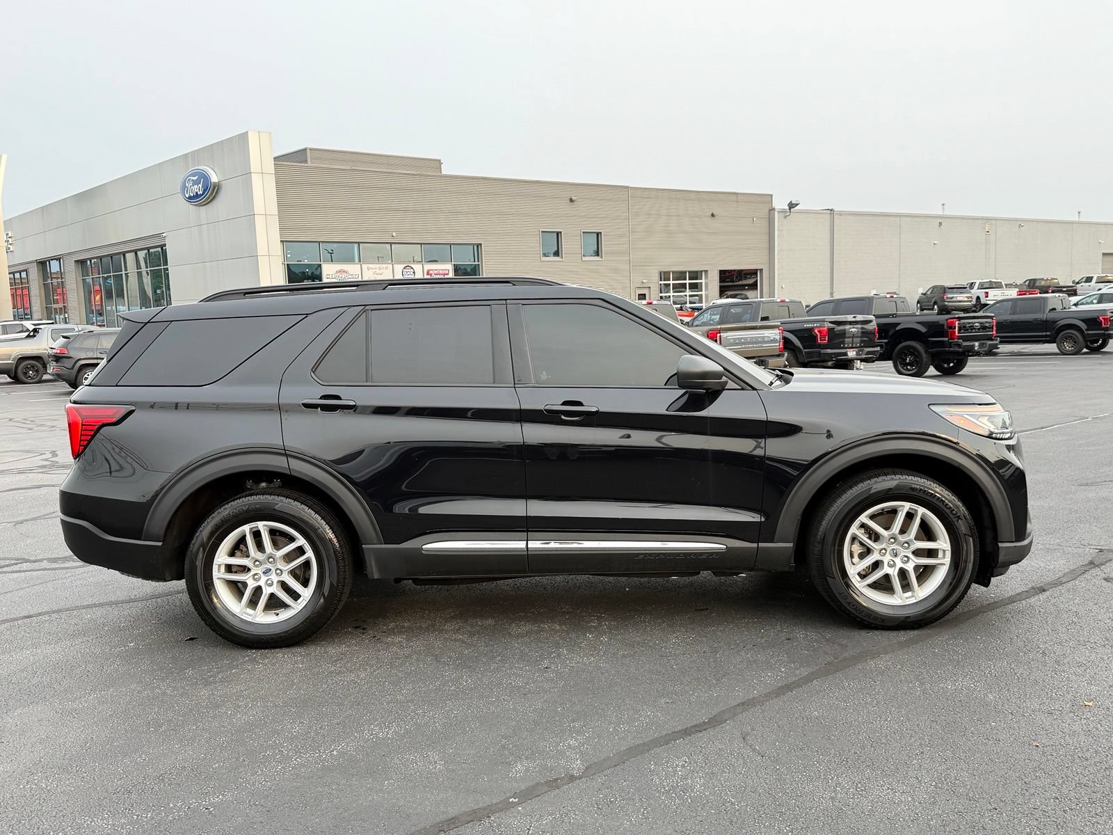 Used 2025 Ford Explorer Active AWD/4WD image 3