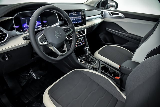 Certified 2025 Volkswagen Taos SE w/ Panoramic Sunroof Package image 6