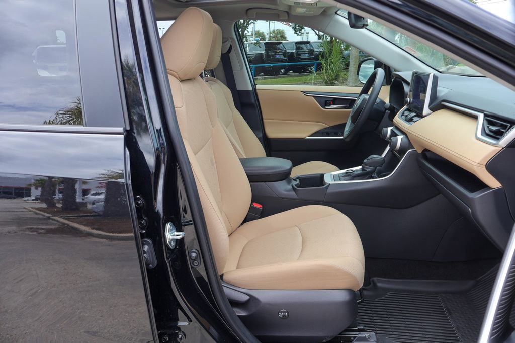 Used 2025 Toyota RAV4 XLE w/ Convenience Package image 9
