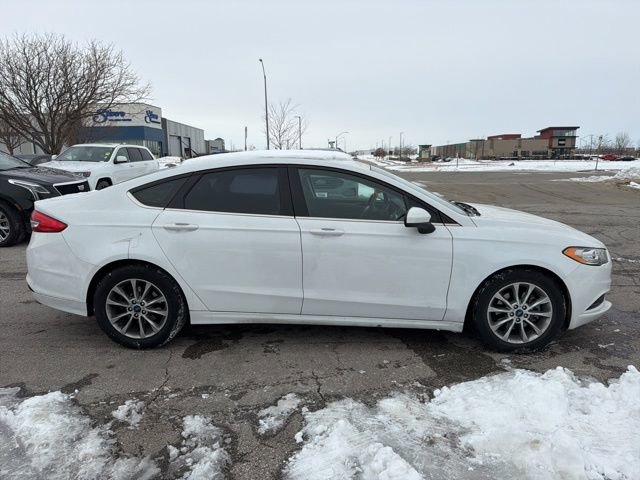 Used 2017 Ford Fusion SE w/ Fusion SE Technology Package image 3