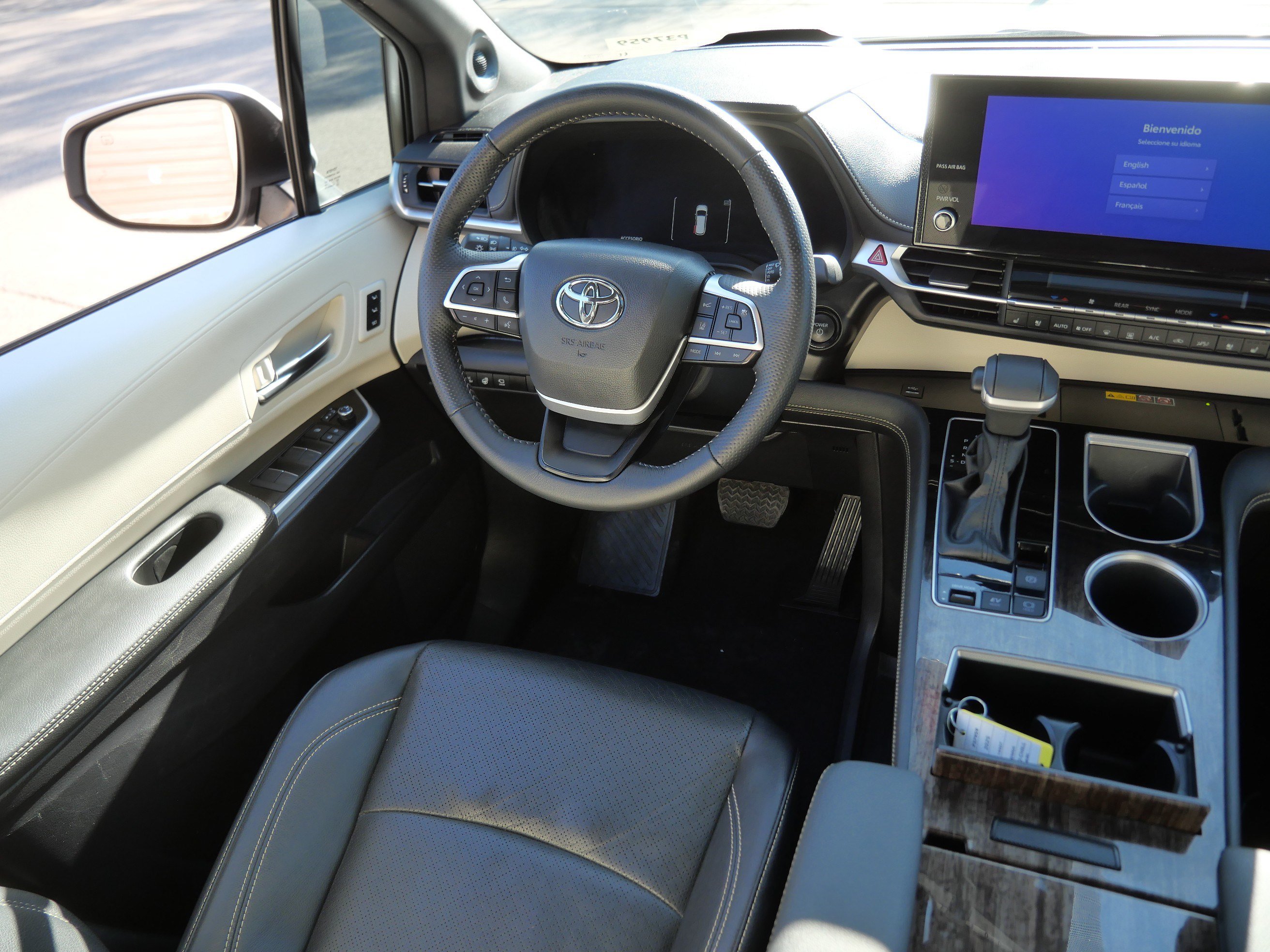 Certified 2025 Toyota Sienna Platinum FWD image 10