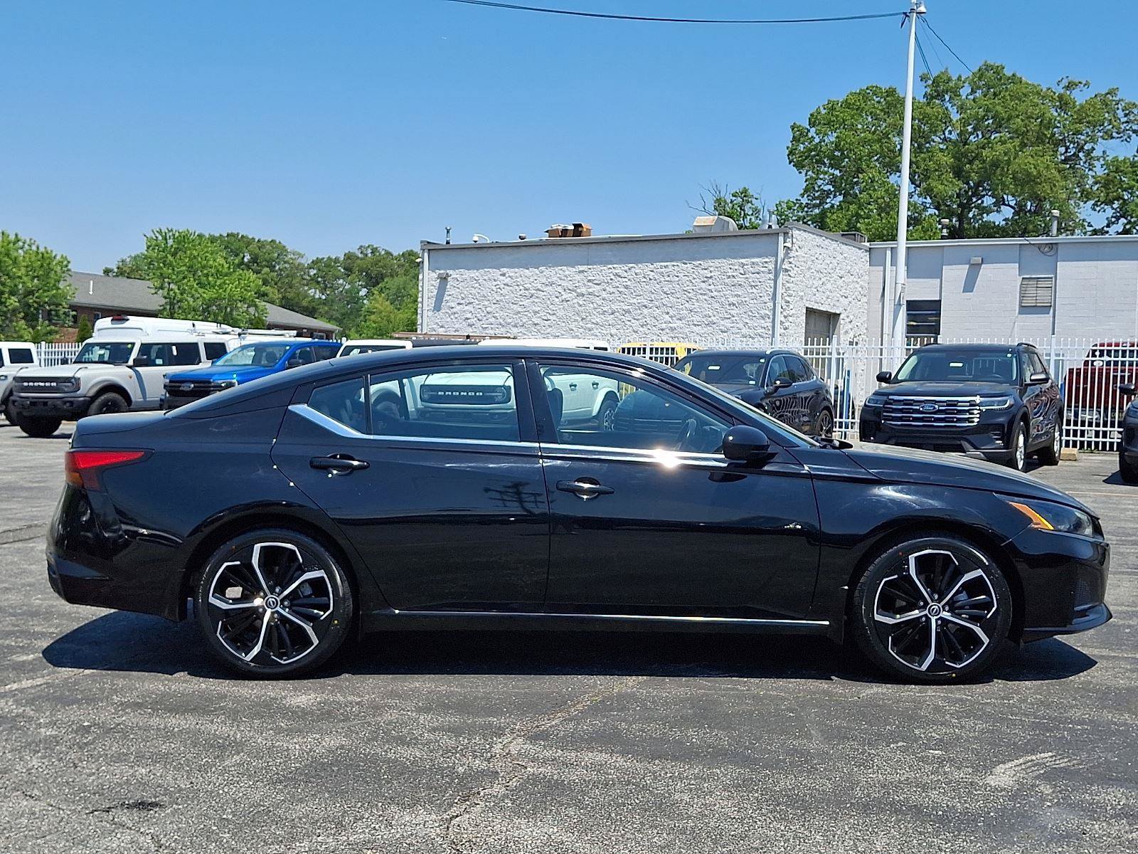 Used 2024 Nissan Altima 2.5 SR w/ SR Premium Package FWD image 7