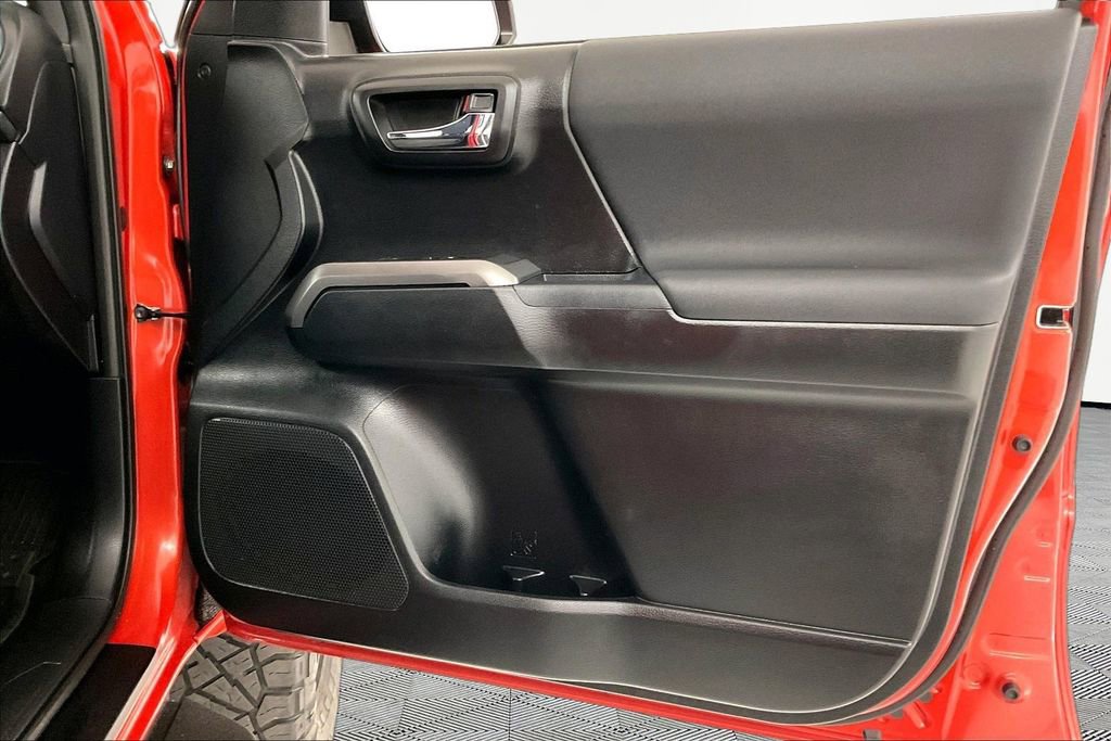 Used 2017 Toyota Tacoma TRD Sport w/ Tow Package (A/T) AWD/4WD image 23