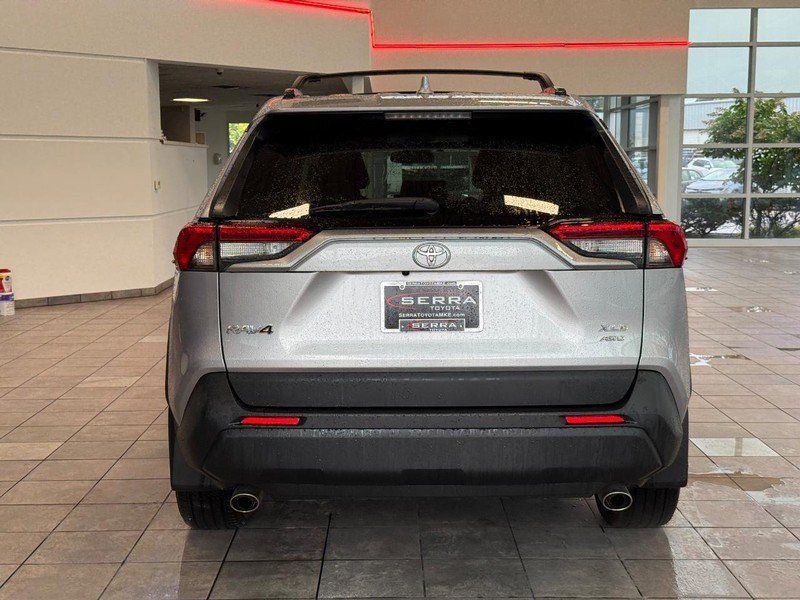 Used 2021 Toyota RAV4 XLE Premium AWD/4WD image 4