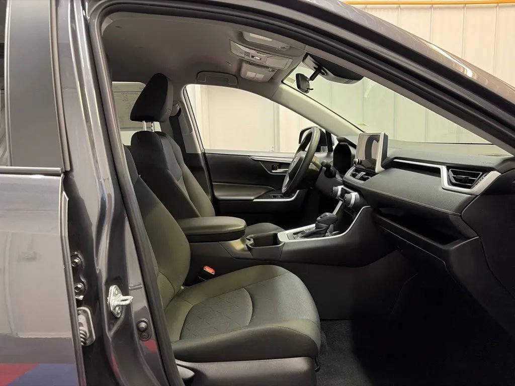 Used 2025 Toyota RAV4 XLE AWD/4WD image 21