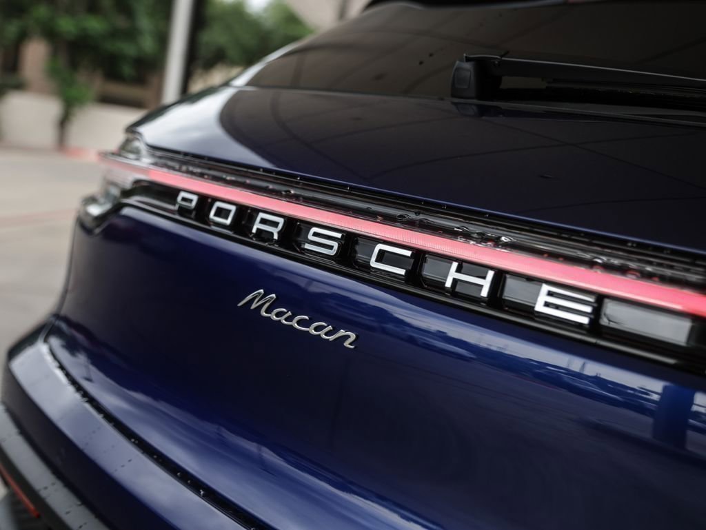 Certified 2025 Porsche Macan image 12
