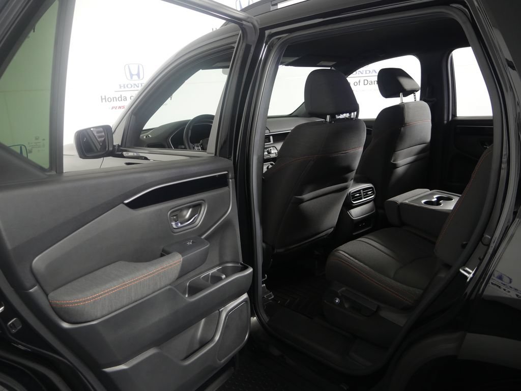 Used 2025 Honda Pilot Sport image 10