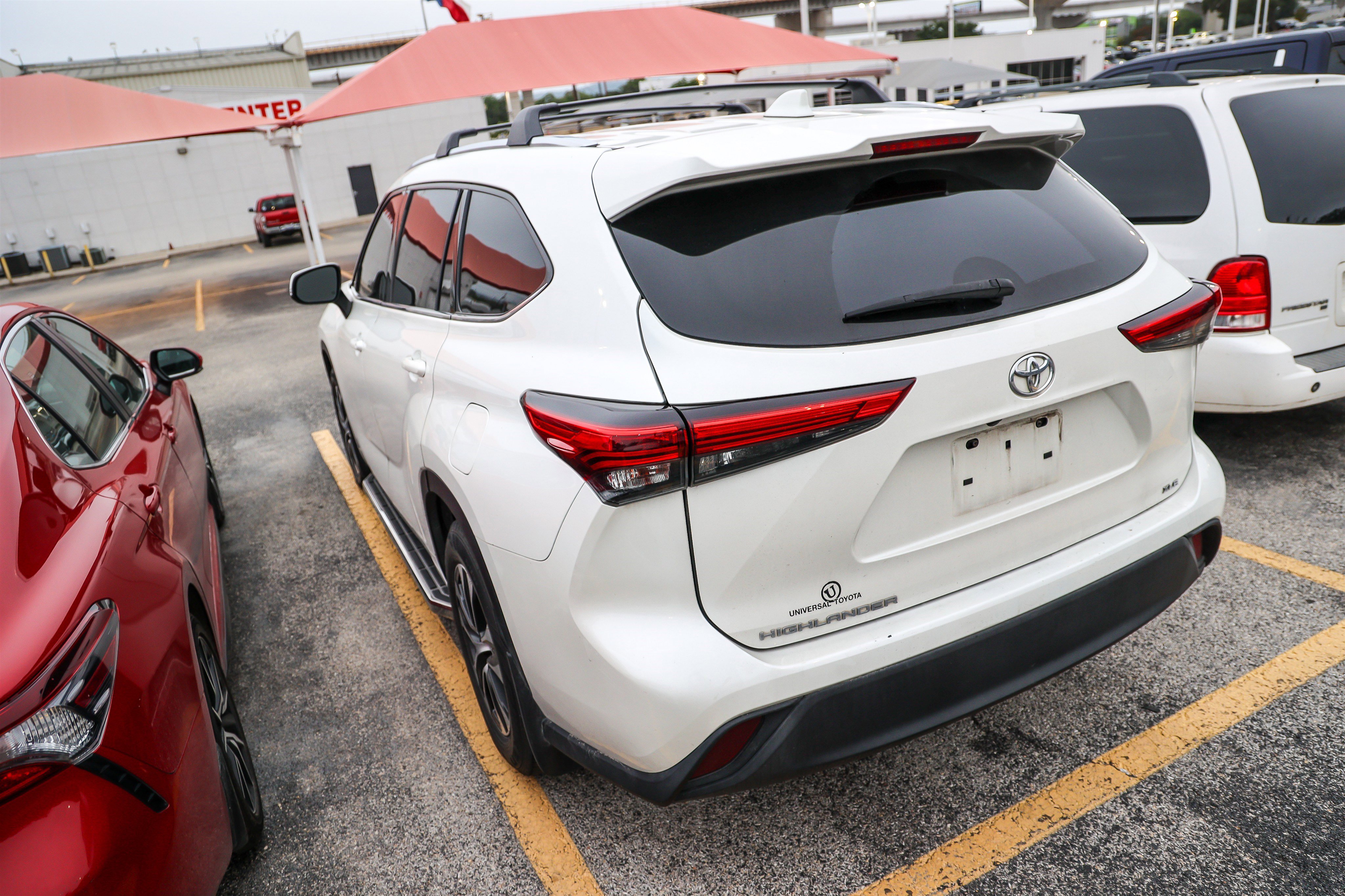 Used 2020 Toyota Highlander XLE FWD image 10
