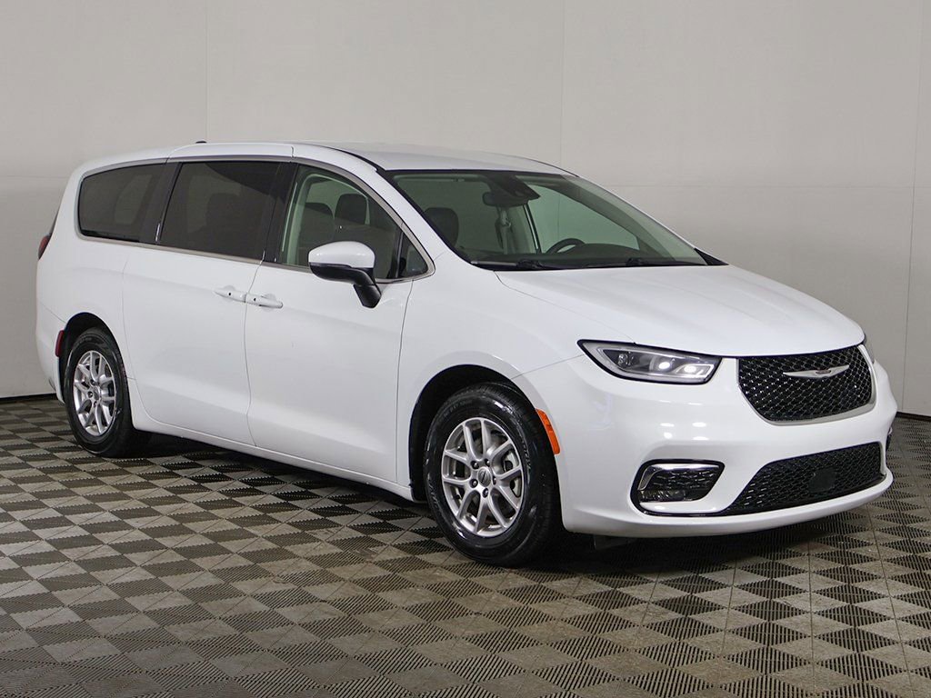 Used 2023 Chrysler Pacifica Touring-L image 2