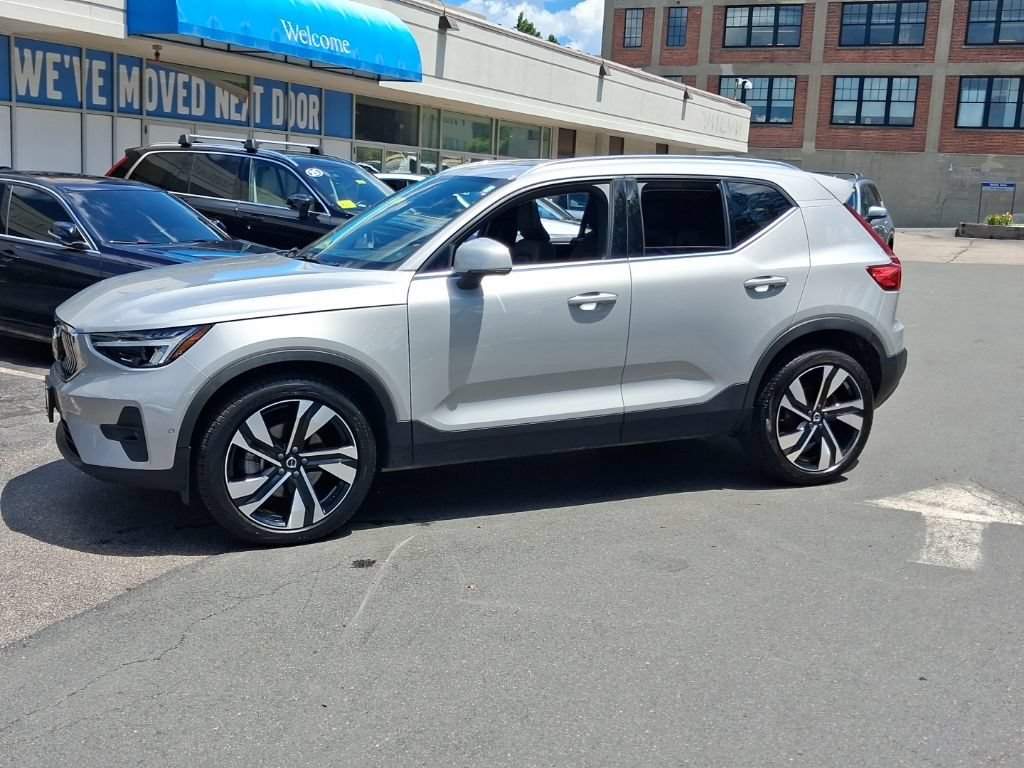 Certified 2024 Volvo XC40 B5 Plus AWD/4WD image 5