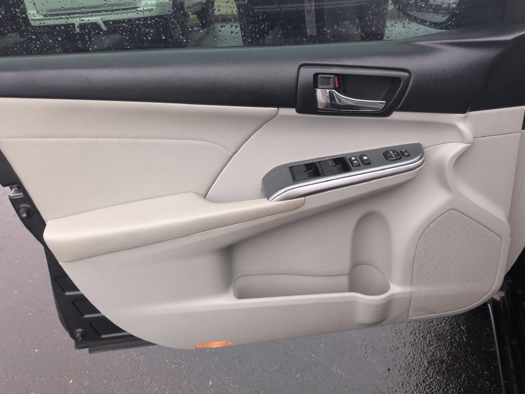 Used 2014 Toyota Camry XLE w/ Leather Package FWD image 11