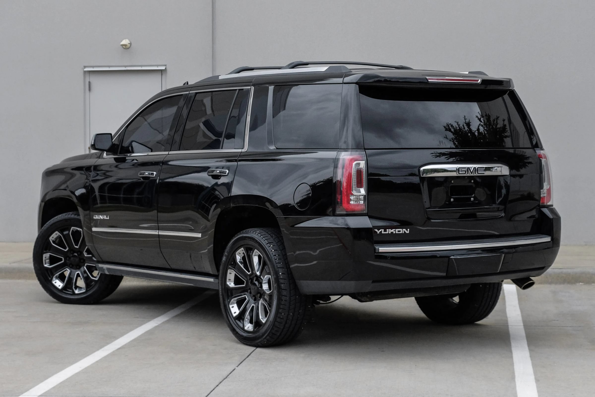 Used 2019 GMC Yukon Denali w/ Denali Ultimate Black Edition AWD/4WD image 16