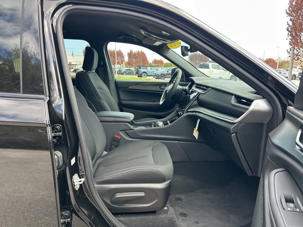 Used 2024 Jeep Grand Cherokee L Laredo w/ Luxury Tech Group I image 42