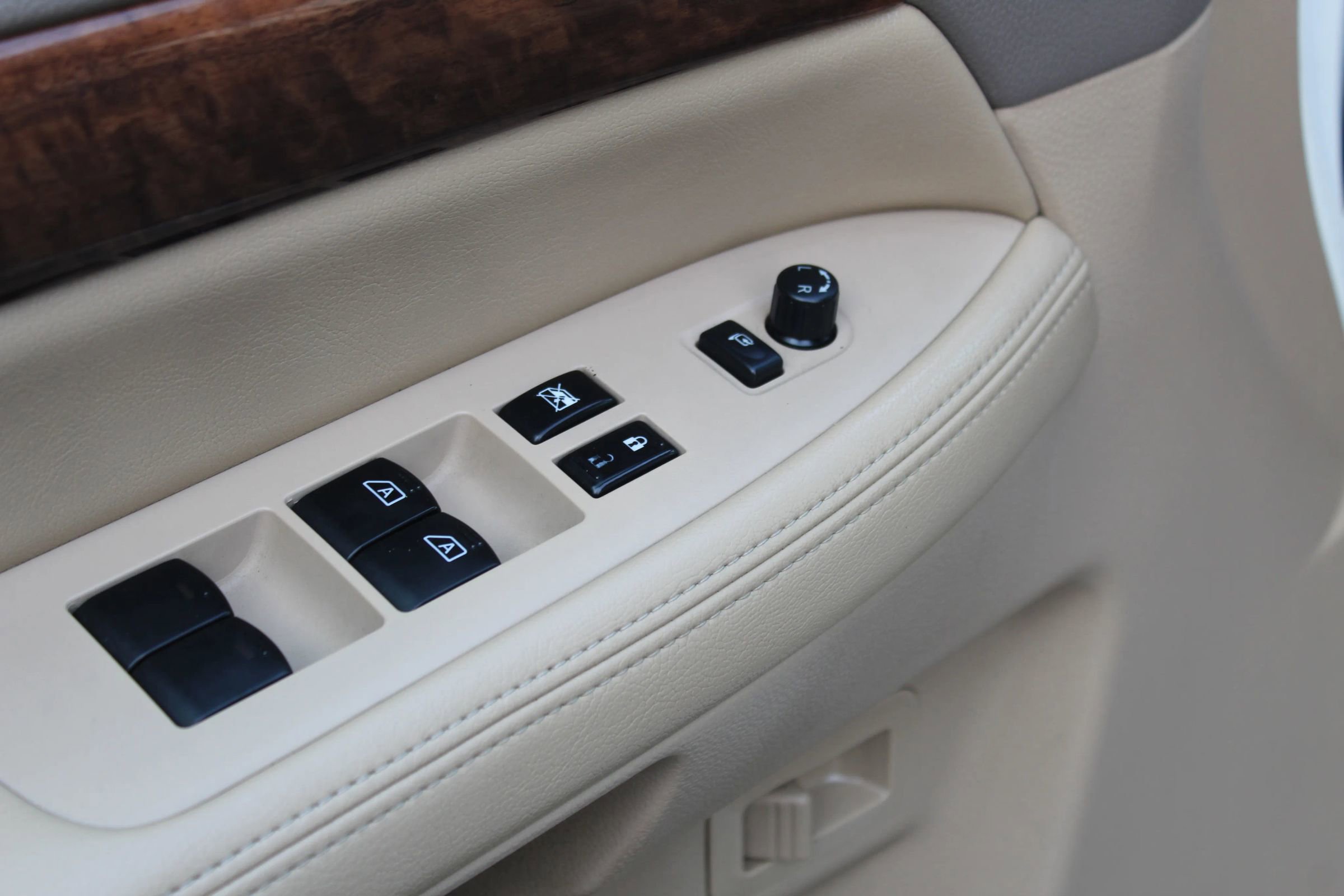 Used 2014 Nissan Armada Platinum image 26