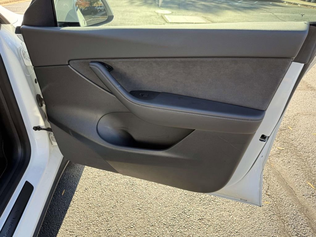 Used 2022 Tesla Model Y Long Range image 15