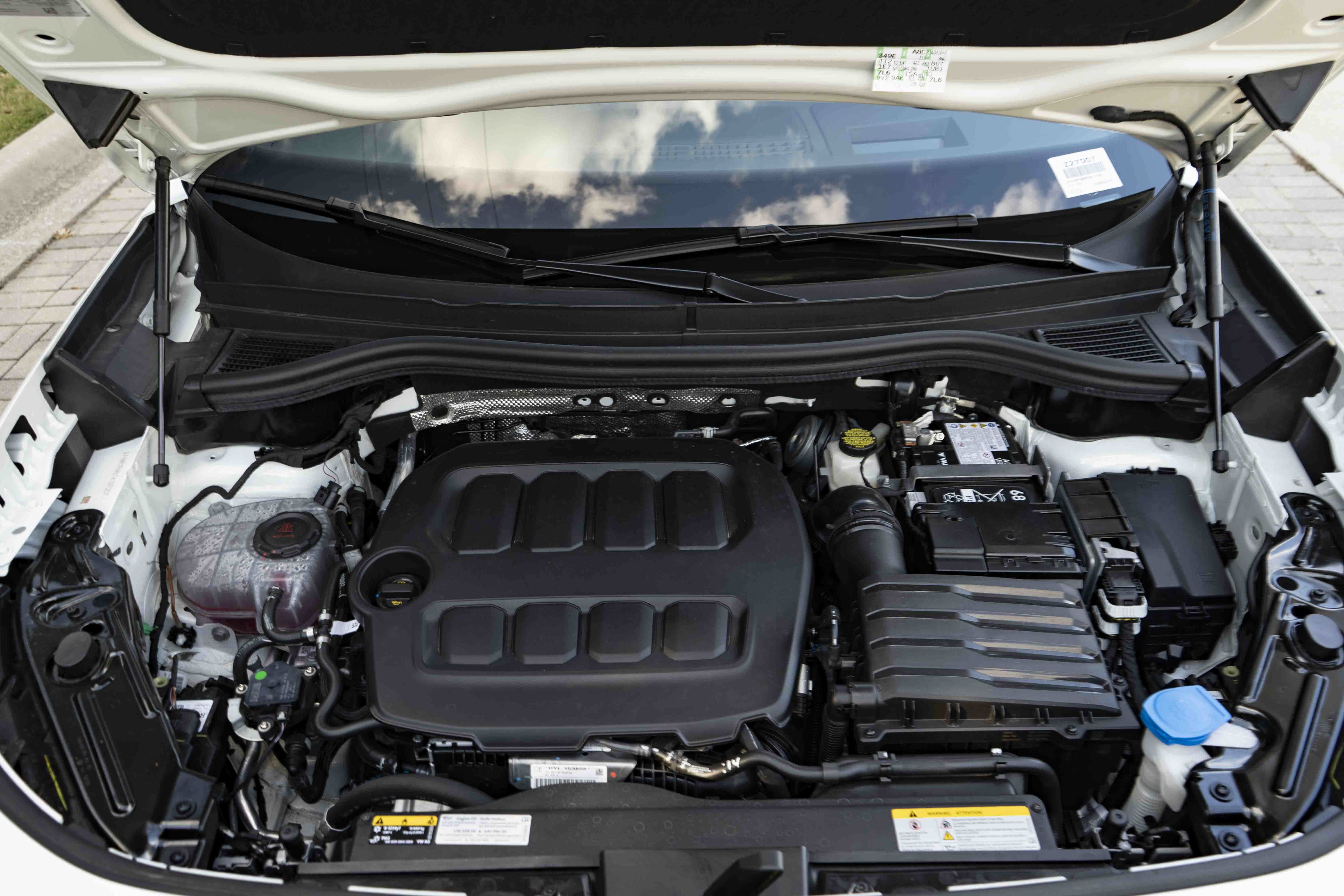 Certified 2026 Volkswagen Tiguan SE R-Line FWD image 39