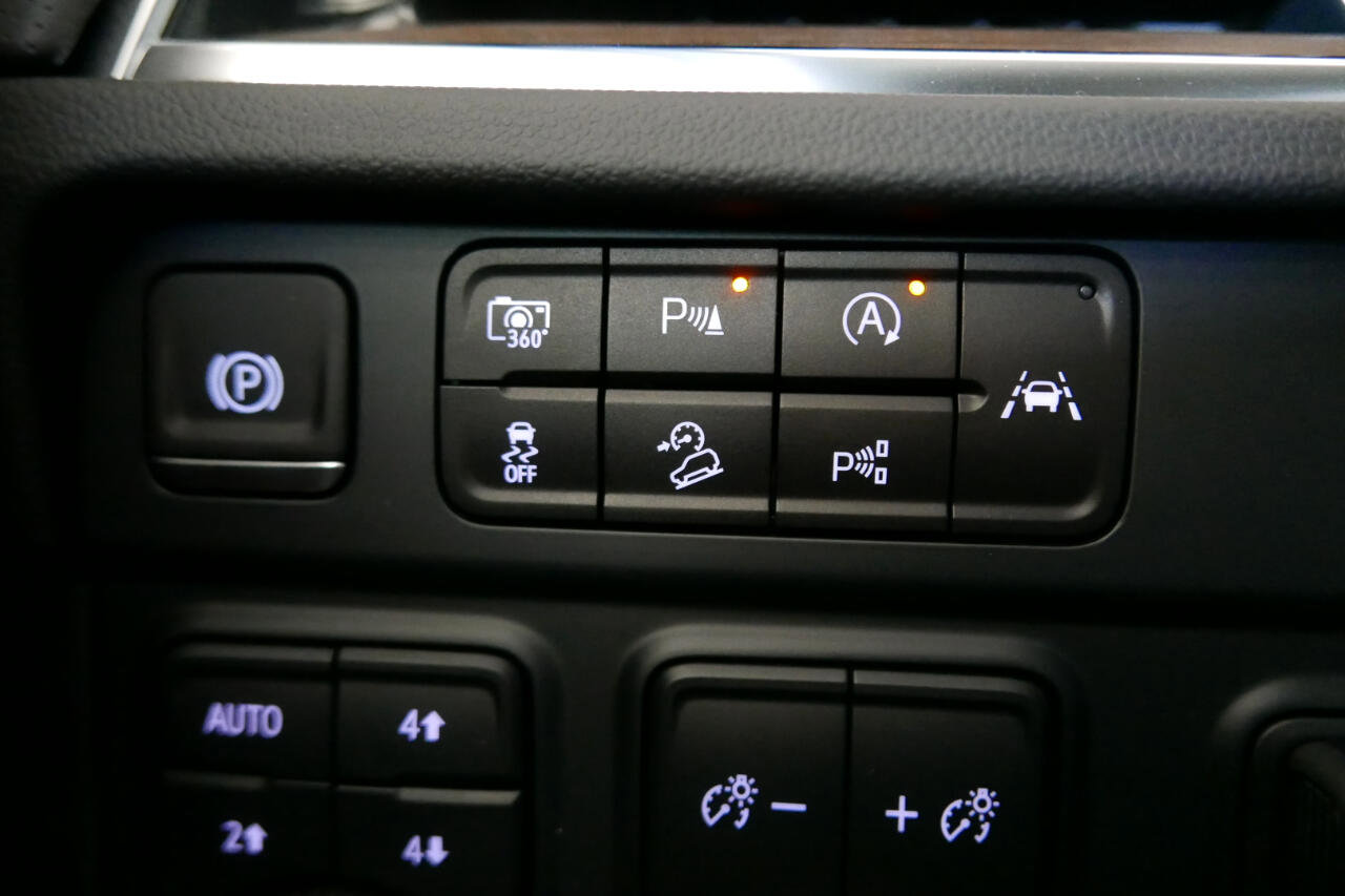 Used 2025 Chevrolet Suburban High Country image 42