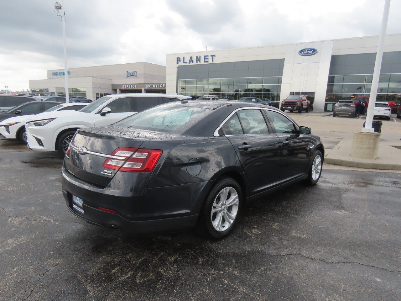 Used 2017 Ford Taurus SEL FWD image 11