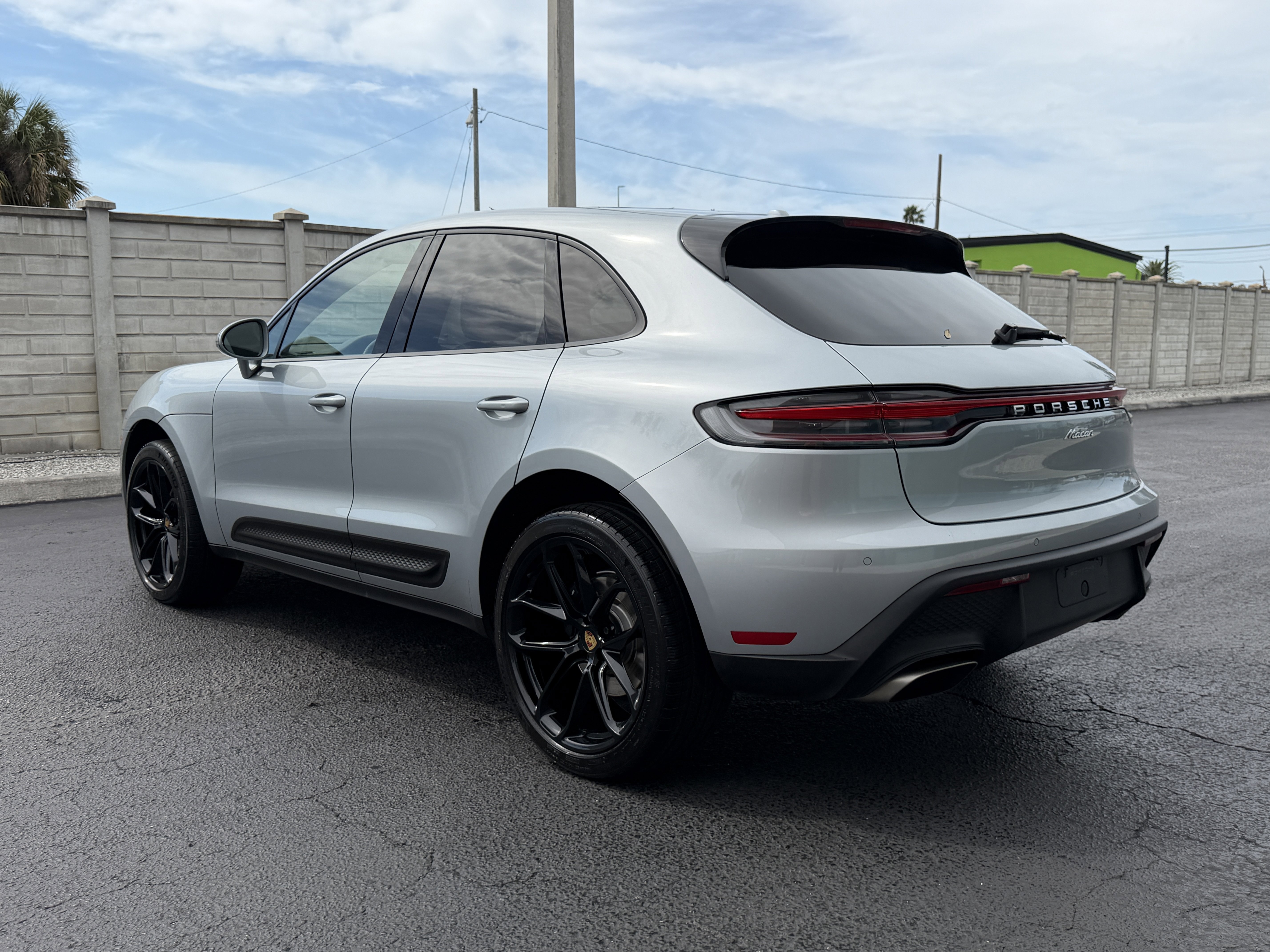 Certified 2022 Porsche Macan image 3