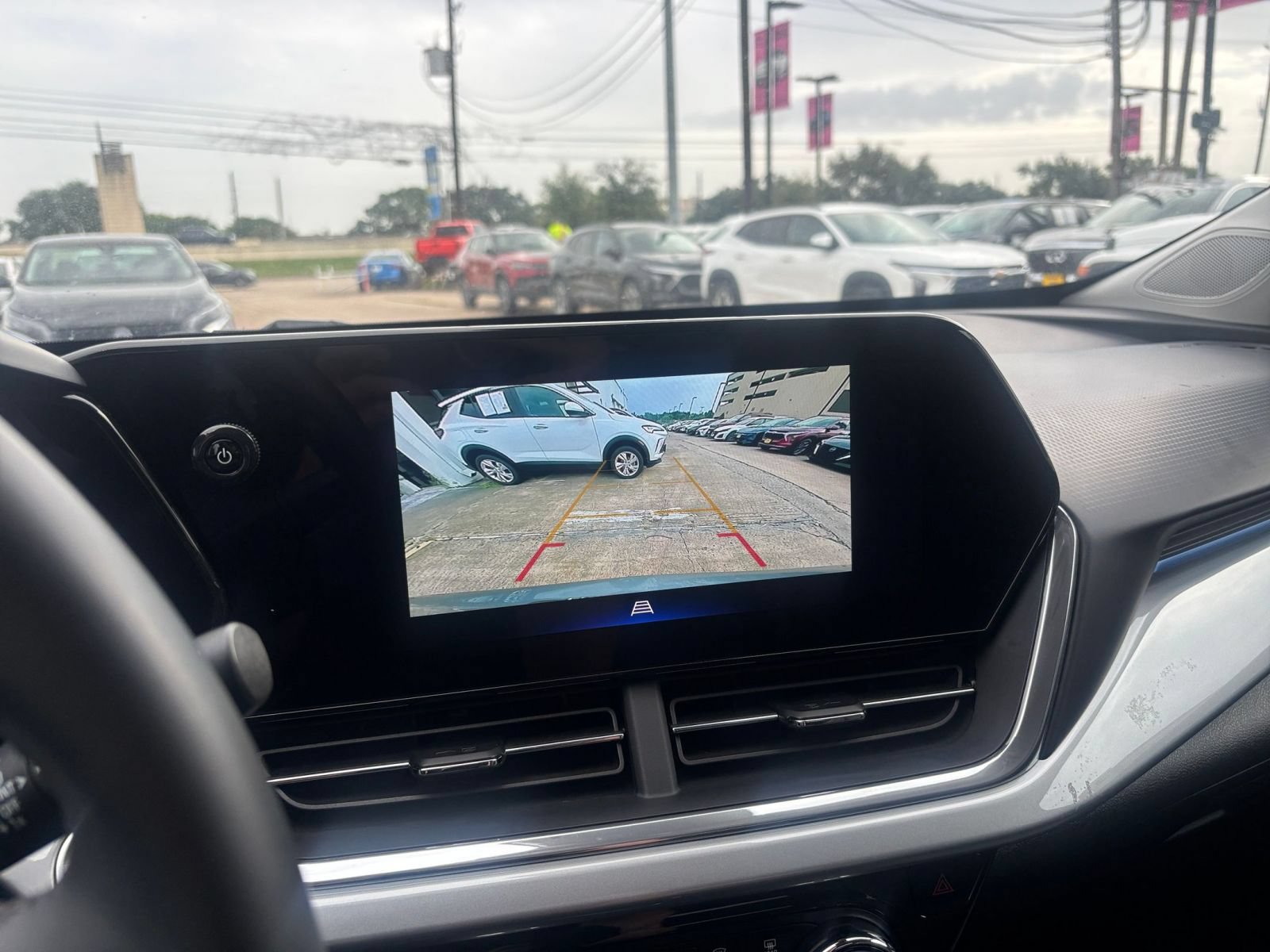 Used 2025 Chevrolet Trax LT w/ LT Convenience Package FWD image 18