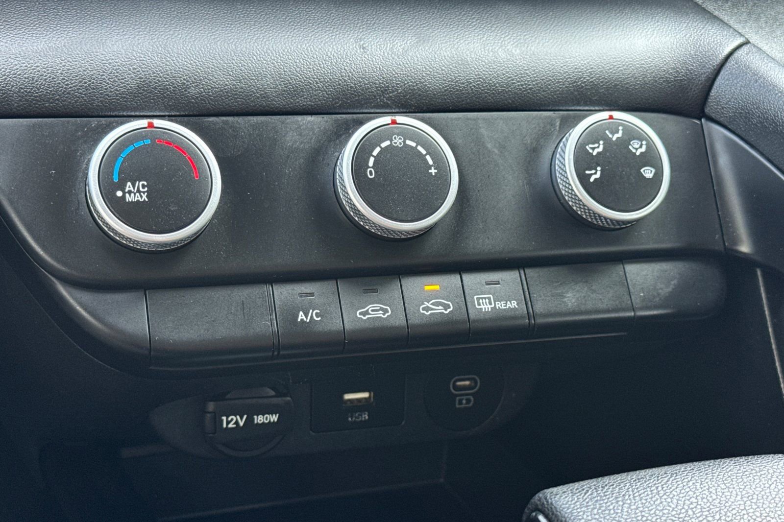 Used 2024 Hyundai Elantra SE FWD image 19