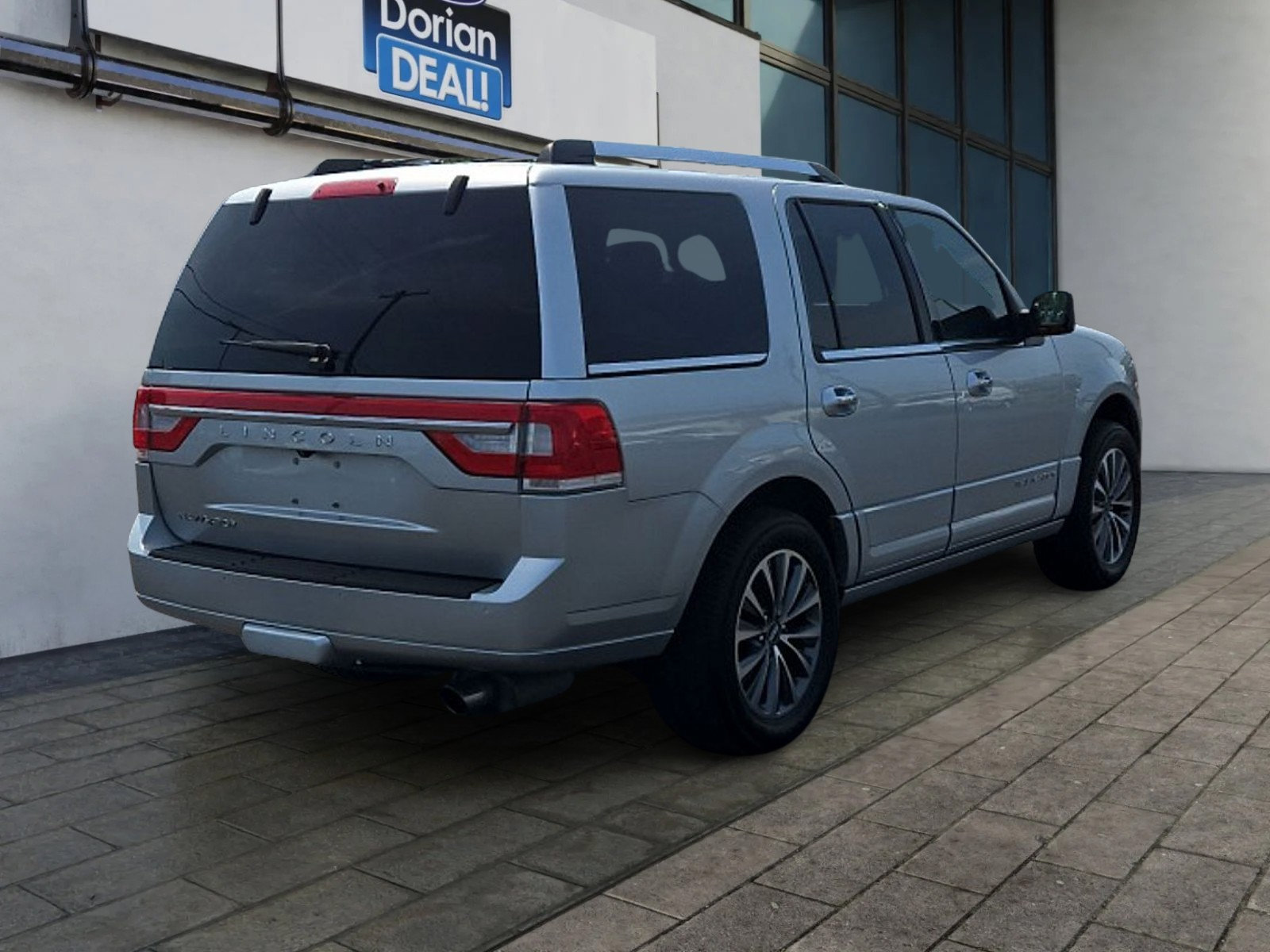 Used 2017 Lincoln Navigator Select AWD/4WD image 3