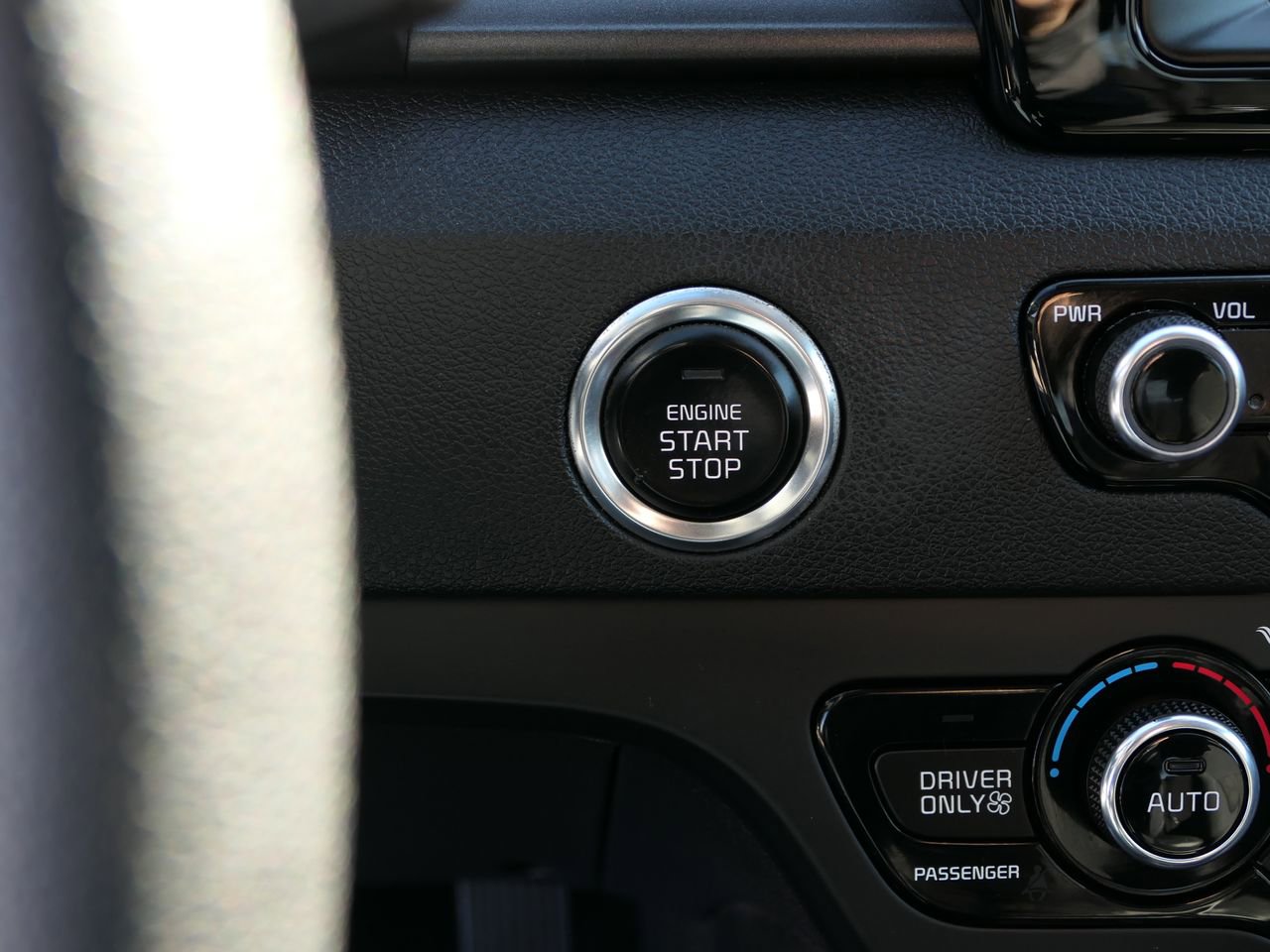 Used 2018 Kia Niro LX image 16