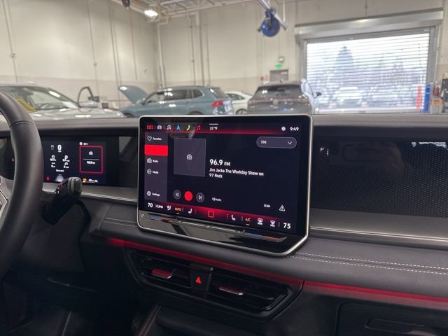 Used 2025 Volkswagen Tiguan SE image 9