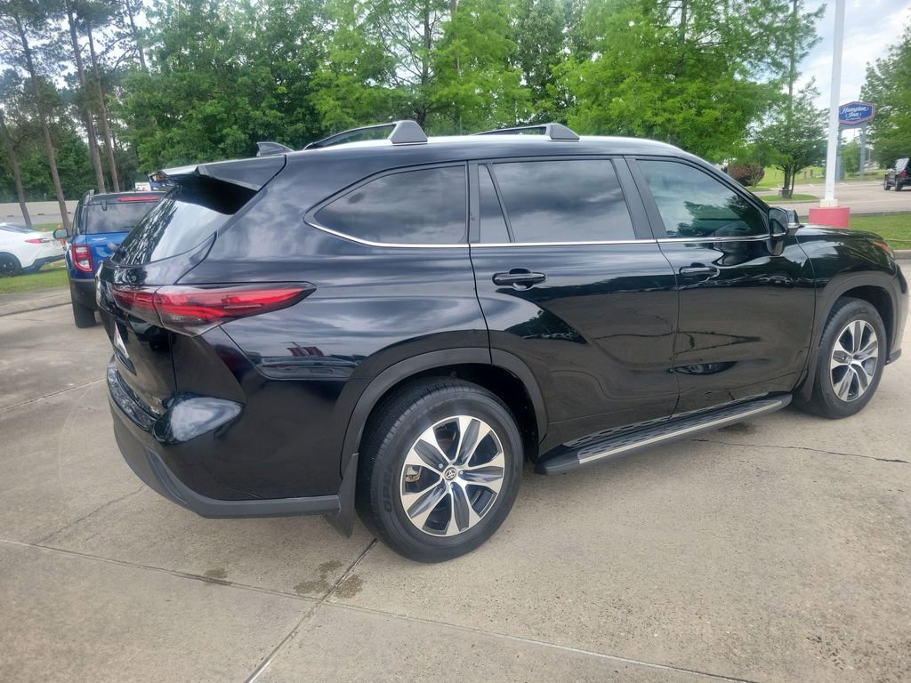 Certified 2024 Toyota Highlander XLE FWD image 7