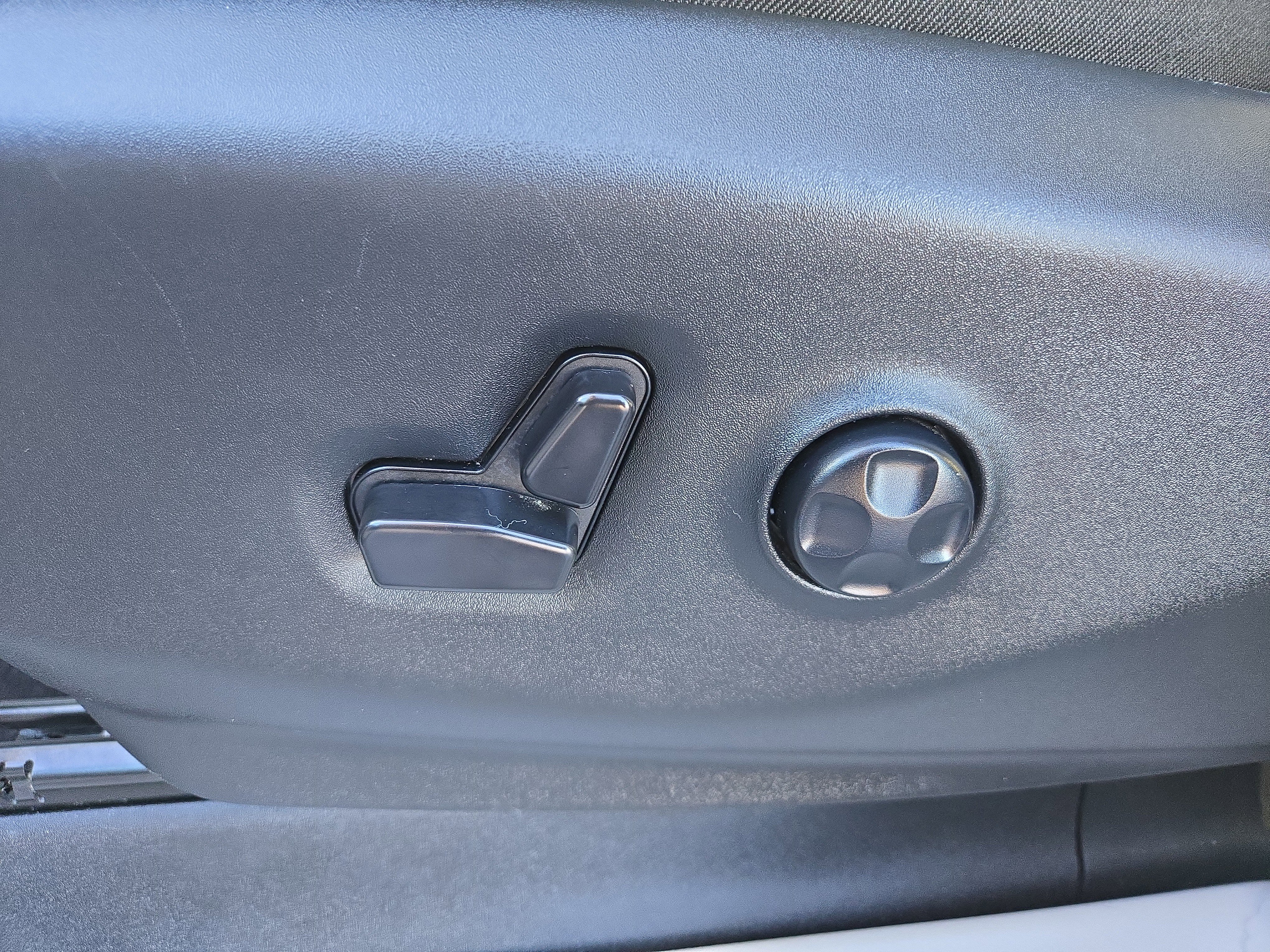 Used 2024 Chrysler Pacifica Touring-L image 14