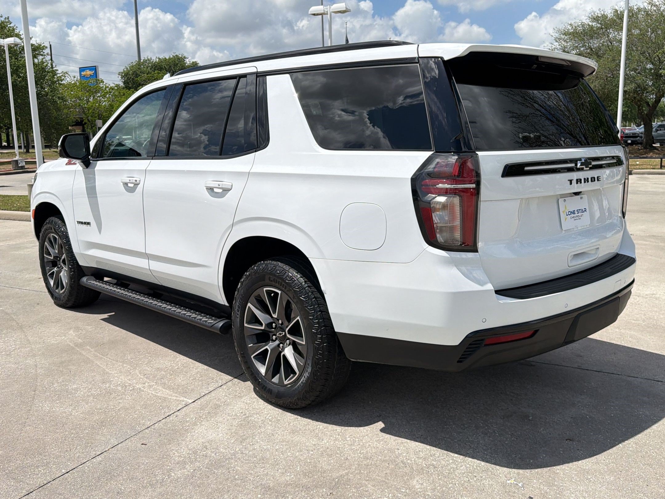 Used 2023 Chevrolet Tahoe Z71 w/ Luxury Package AWD/4WD image 3