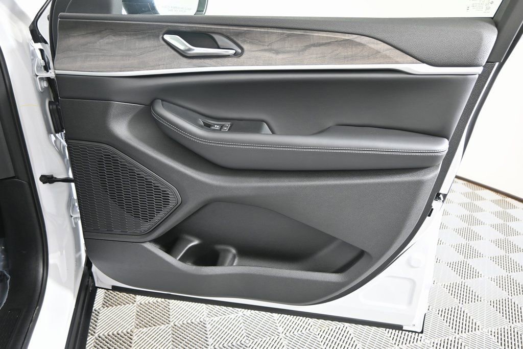 New 2026 Jeep Grand Cherokee Laredo image 12