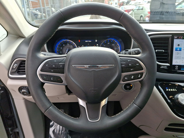 Used 2023 Chrysler Pacifica Touring-L image 19