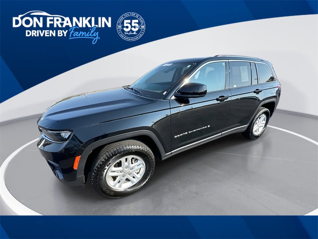 Used 2023 Jeep Grand Cherokee Laredo image 1