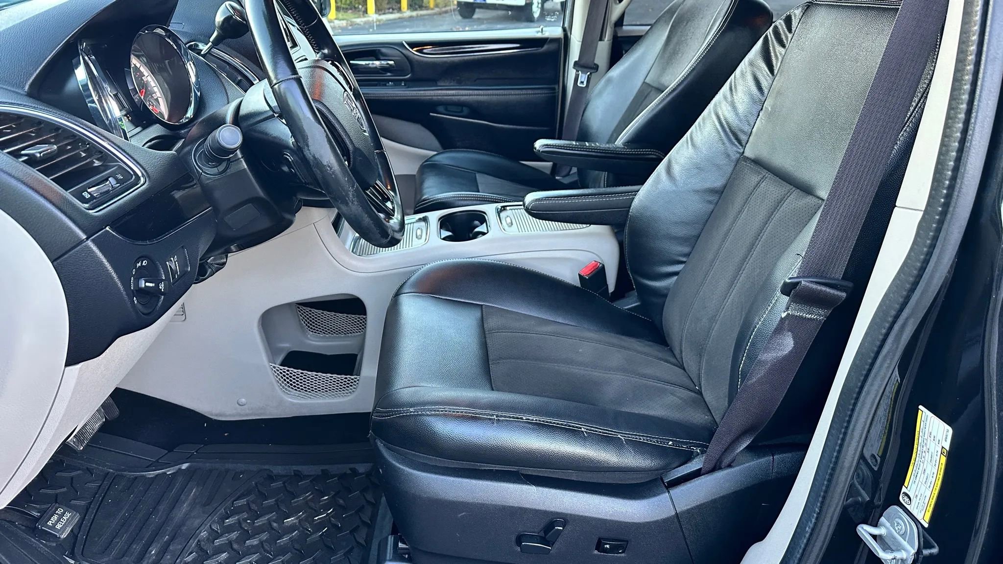 Used 2019 Dodge Grand Caravan SXT image 10