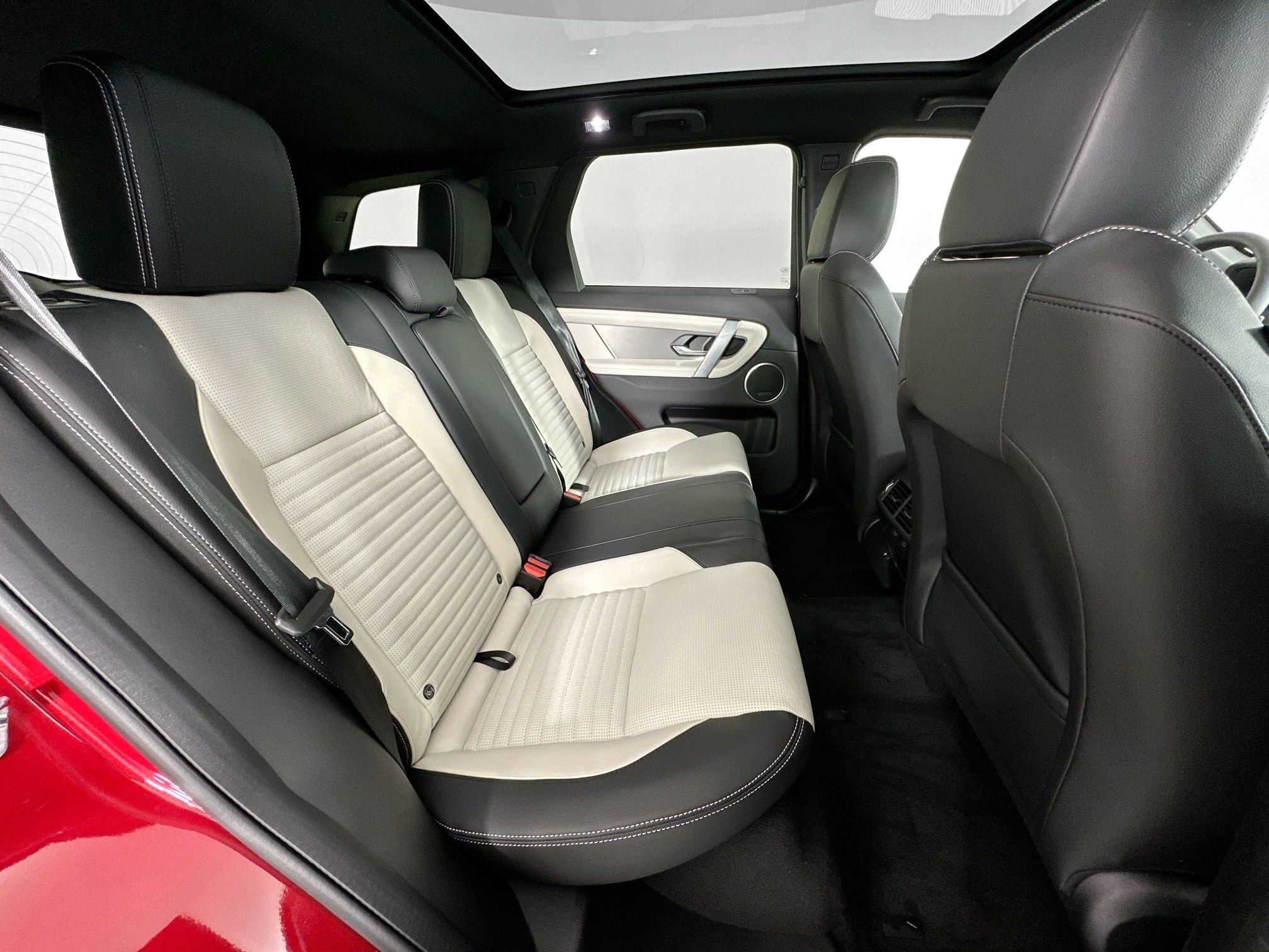 Used 2026 Land Rover Discovery Sport Landmark AWD/4WD image 25